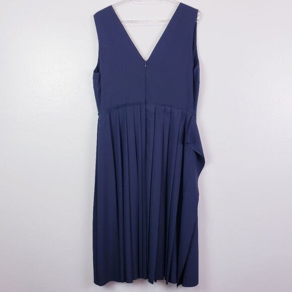 Lewit V-Neckline Midi Dress - Picture 7 of 11